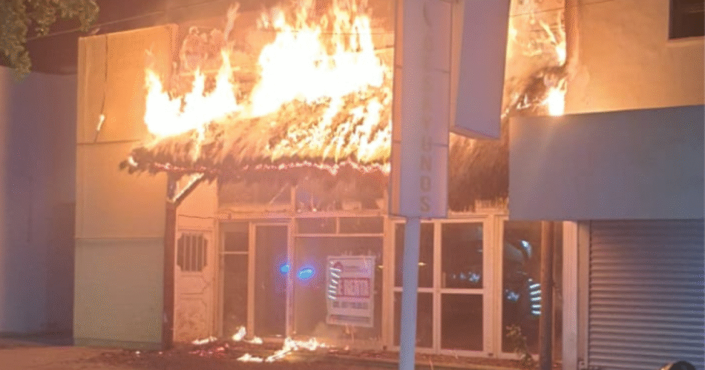 ¡Fuego arrasador! Incendio consume un local alquilado en Guasave