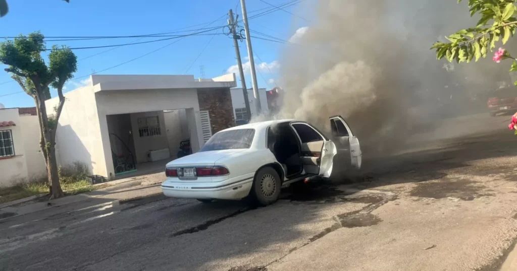 ¡Incendio impactante! Un vehículo arde en Villas del Río, Culiacán