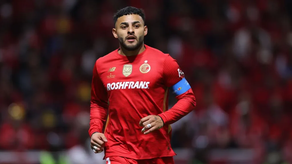 ¡Regresó para ser Campeón! Alexis Vega brilla en la Gran Final contra Tigres y anota el penalti decisivo.