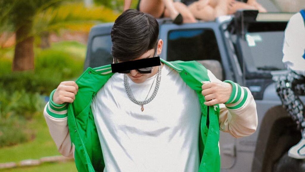 ¿Quién es el cantante de corridos tumbados detenido en Mexicali mientras estaba con su suegra?