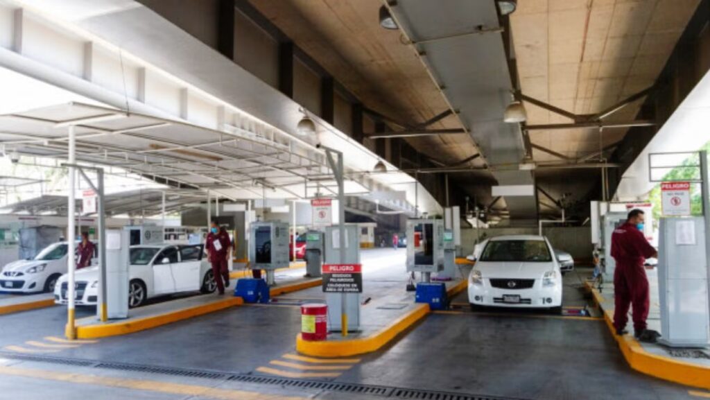 ¿Vas a verificar tu auto? Descubre los horarios especiales del 24 y 31 de diciembre en México.