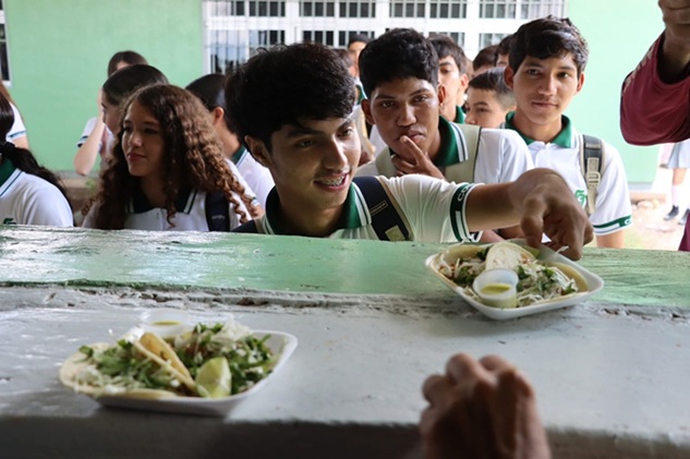 El Gobierno de Sinaloa impulsa la permanencia escolar al ofrecer más de 30 mil desayunos a jóvenes.
