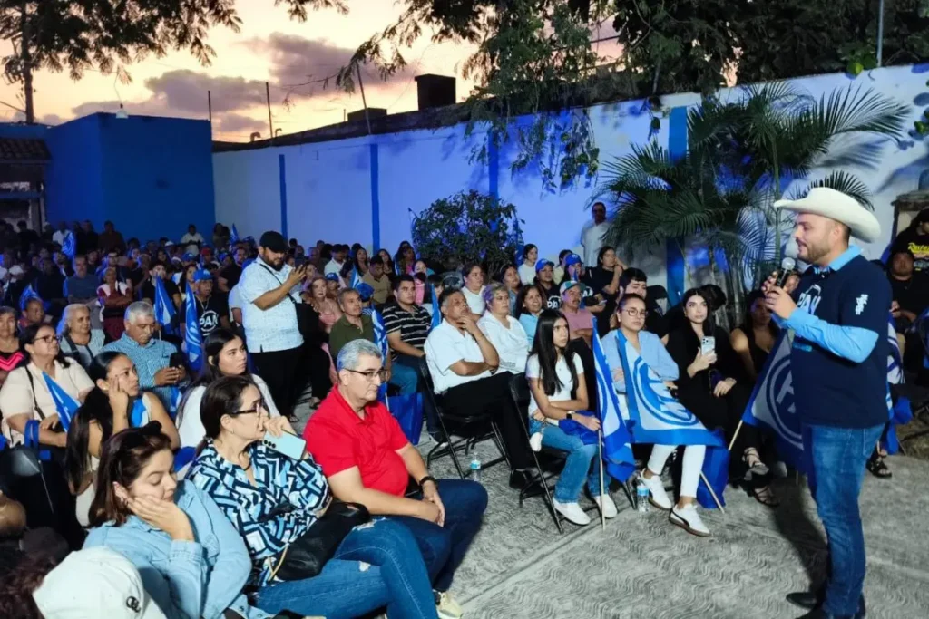 El PAN renace en Puerto Vallarta: Juan Calderón y su equipo desbordaron el salón.