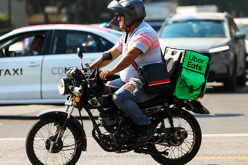 El mercado laboral formal en México enfrentó dificultades en 2025, pero el trabajo independiente fue la solución.