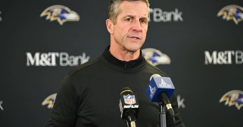 John Harbaugh deja de ser entrenador de las Águilas de la Ciudad de México tras 18 temporadas, incluyendo un triunfo en la Super Bowl.