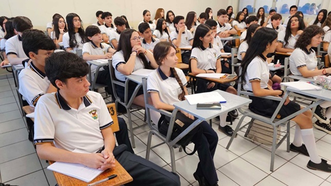 La Facultad de Historia de la UAS promueve el conocimiento en preparatorias y otros niveles, fomentando el interés por esta apasionante disciplina.