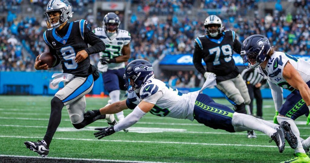 Las Panteras y los Bucaneros se enfrentan por el título de la NFC Sur en un duelo de equipos con trayectorias opuestas