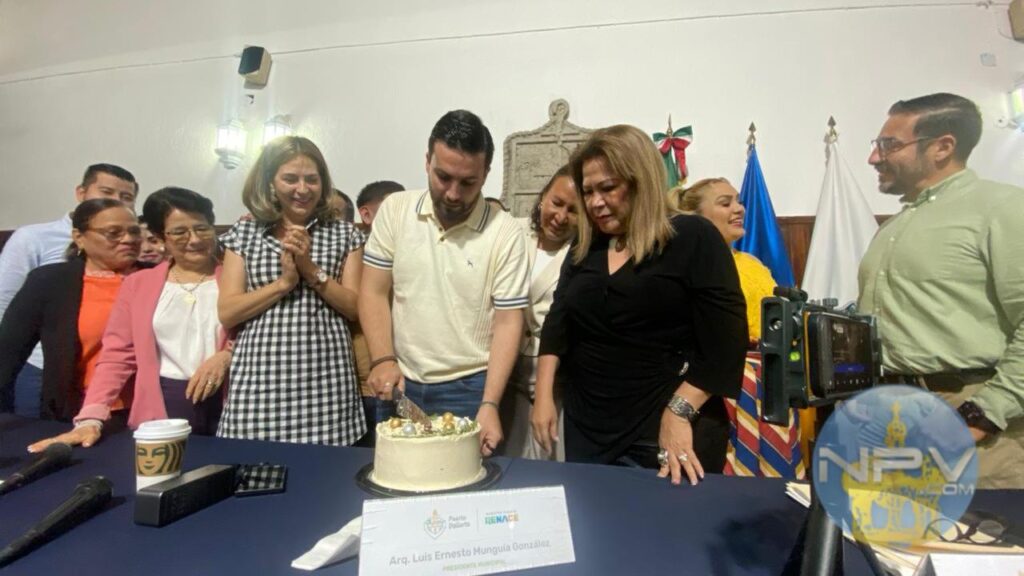 Los ediles conmemoran el cumpleaños del alcalde en plena sesión ordinaria