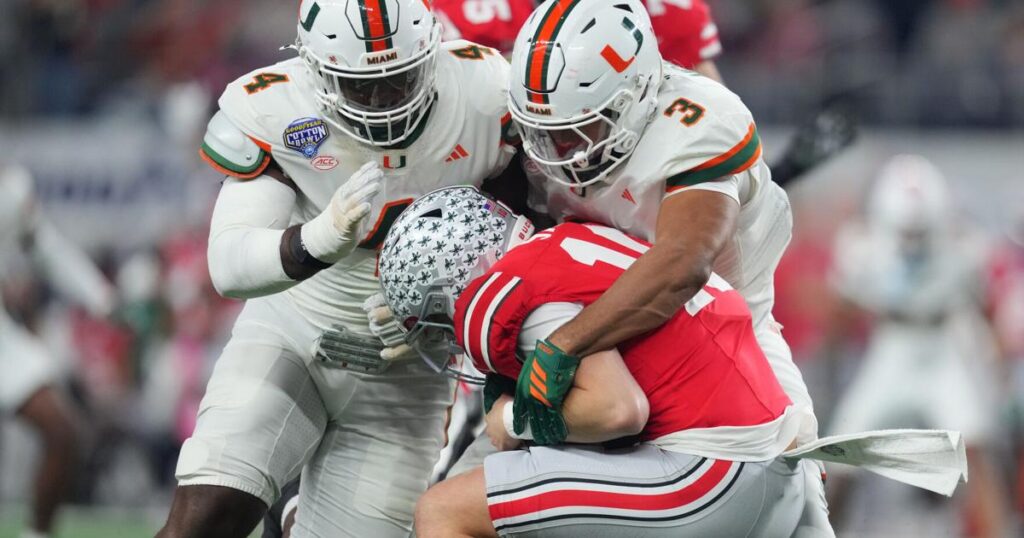 Miami vence al campeón defensor Ohio State 24-14 en un emocionante encuentro.