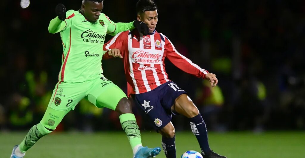 Un gol tardío otorga a las Chivas una victoria crucial para mantenerse en la cima de la Liga MX.