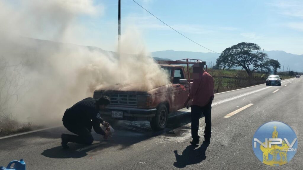 Una camioneta se incendia en la carretera Tepic-Guadalajara