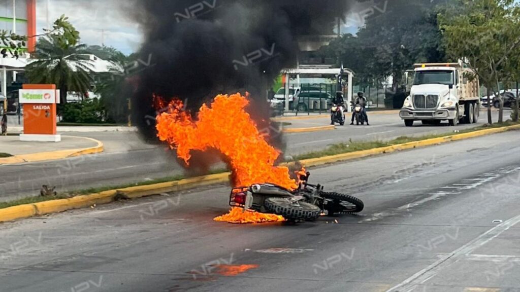 Una motocicleta pierde el control y se incendia frente a la Mega Flamingos