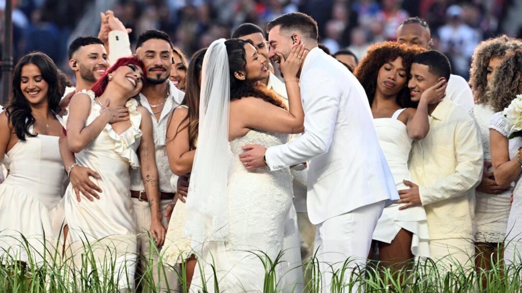 Bad Bunny enamora: Una pareja se casa en el espectáculo del Super Bowl LX