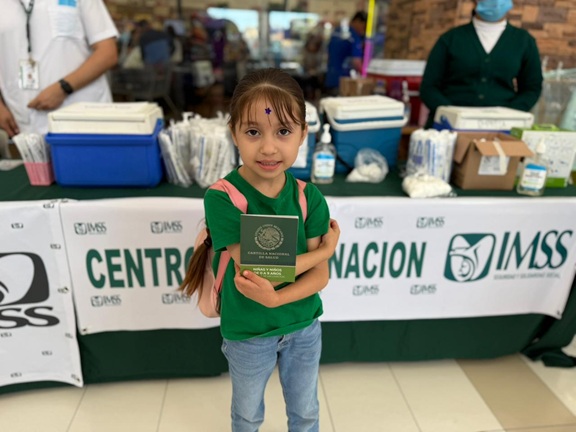 Familias de Sinaloa se enlistan en macrocentros para la vacunación contra el sarampión