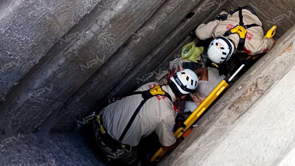 Hombre se precipita en una tumba dentro del panteón de Guadalajara