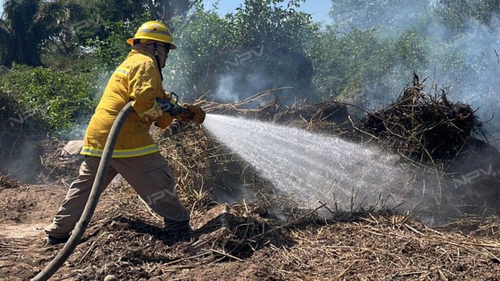 Incendio devastador en pastizales pone en peligro casas en Mezcales