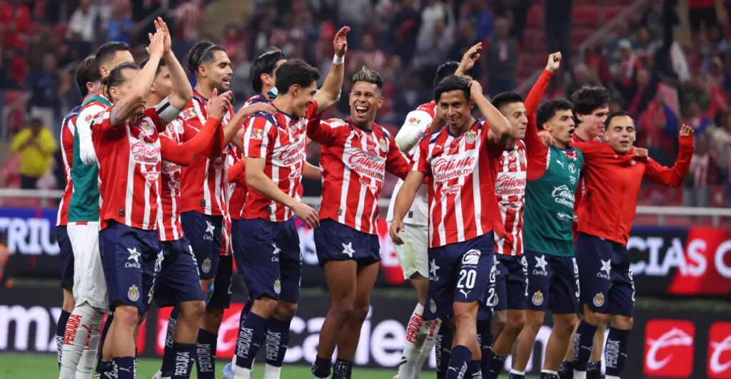 Las Chivas vencen al América en el Superclásico y se afianzan en la cima de la Liga MX