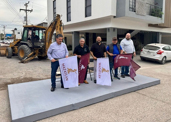 Los vecinos de Francisco Villa celebran el inicio de obras de pavimentación en Mazatlán.