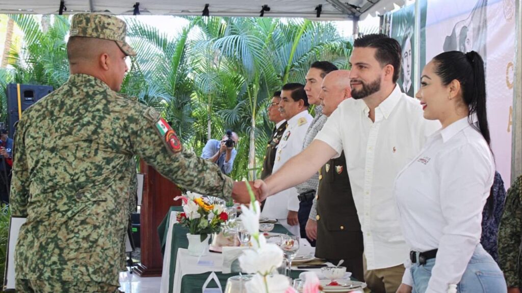 Luis Munguía se une a las fuerzas armadas para celebrar el 113 Aniversario del Ejército