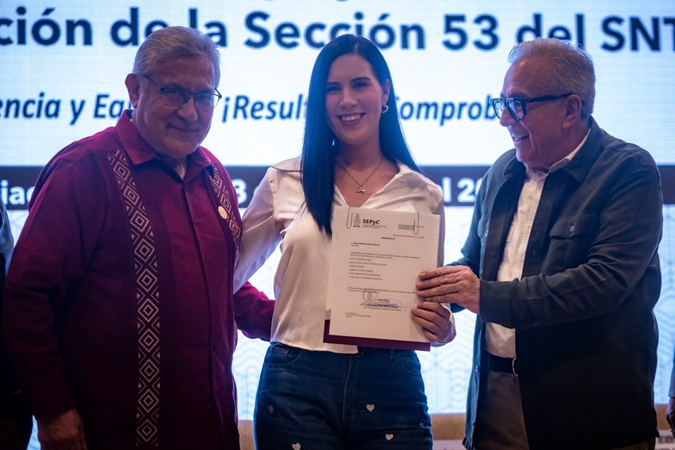 Rubén Rocha Moya proporciona 1,058 bases a empleados del SNTE 53 y garantiza estabilidad laboral