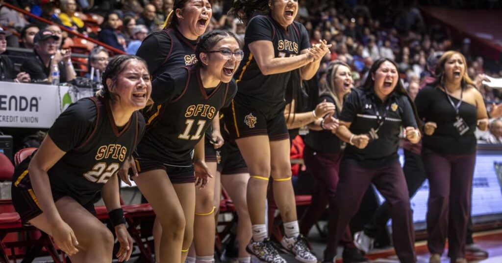 La defensa de la Escuela Secundaria Santa Fe ayuda a reclamar el título con una victoria de 43-35 sobre la Preparatoria Navajo