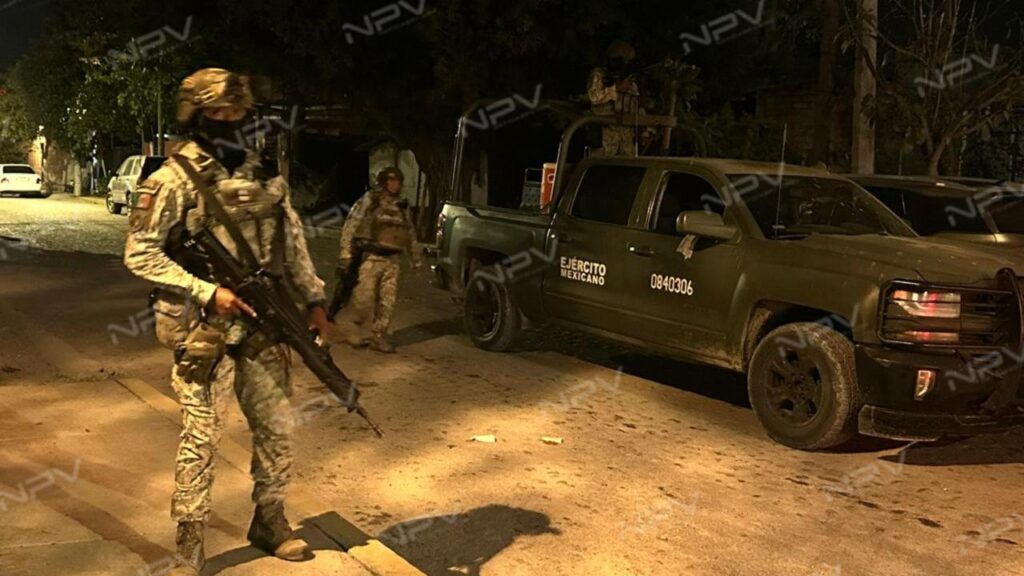 Militares aseguran vehículos durante un operativo en La Moderna