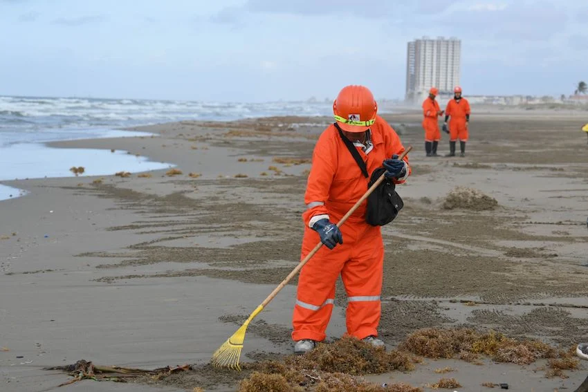 Resumen semanal de México: recorte inesperado de tasas, un peso a la baja y un derrame de petróleo que se convierte en problema político