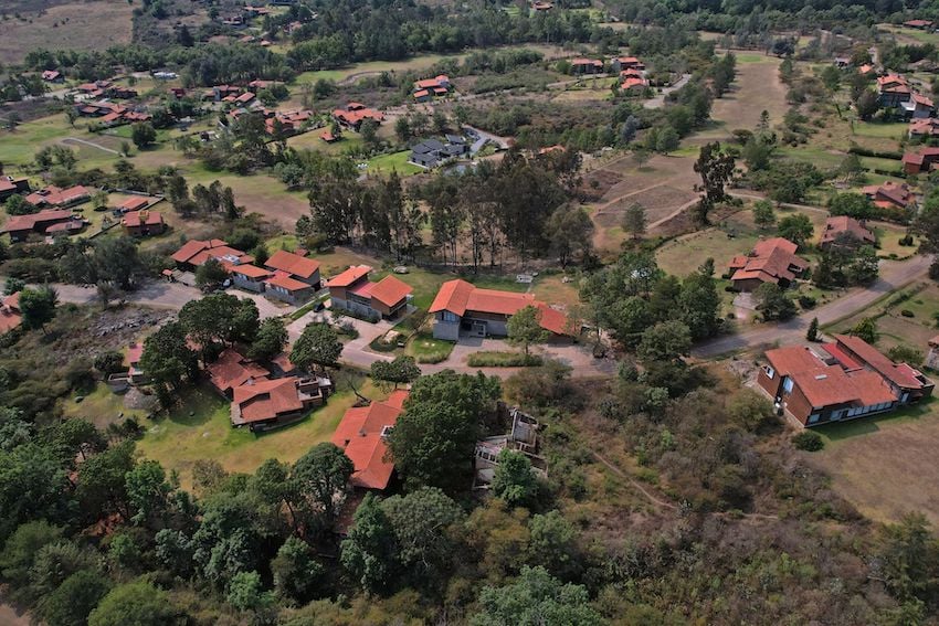 Sin cintas, sin guardias: ¿Cómo lograron los reporteros entrar en la casa de El Mencho tras la operación militar?