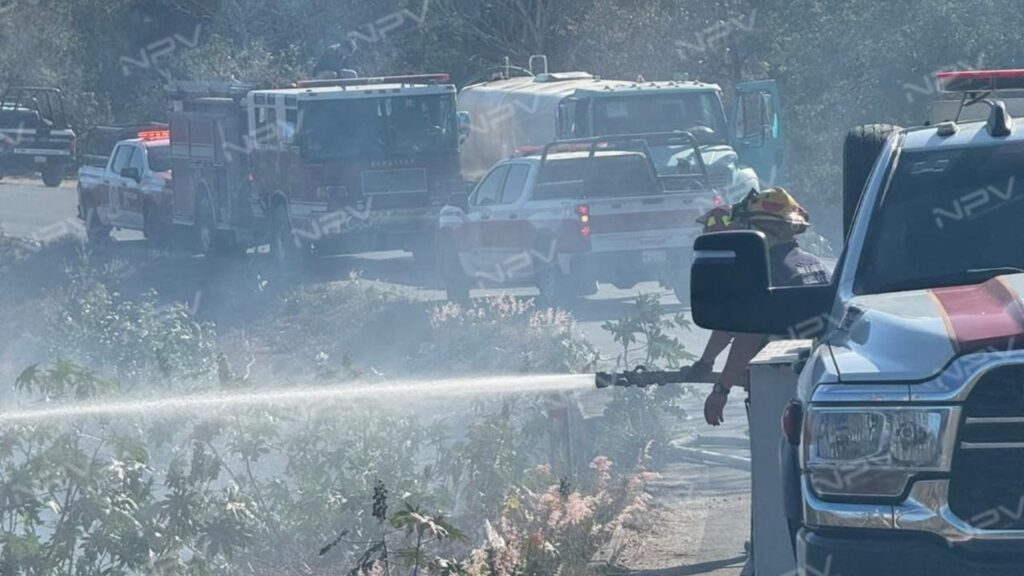 Bomberos extinguen incendio en la carretera Viejo a Valle