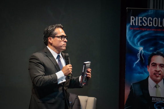 Lanzan en Mazatlán una obra que desafía mitos sobre los desastres: “no son naturales, son sociales”