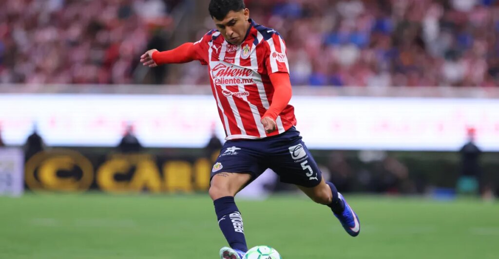 Las Chivas aplastan a Puebla para mantenerse en el primer lugar.