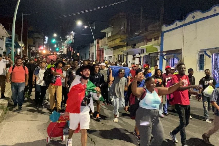 Una nueva caravana de migrantes sale de Chiapas rumbo a Ciudad de México en busca de visas para trabajar en el país.